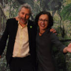 Lars Løvold og Kari Bucher foran et bilde av regnskog