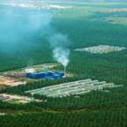 Fabrikker opprettet inne i regnskogen, med røyk opp fra pipen.
