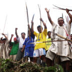 Indianere holder sine pil og buer opp i luften for å protestere.