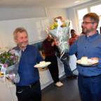 Avtroppende daglig leder Lars Løvold og påtroppende leder Øyvind Eggen får blomster og kake i anledning Eggens første arbeidsdag i Regnskogfondet.