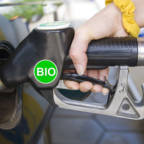 Nærbilde av en biodieselpumpe som fyller biodrivstoff på en bil.