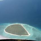 Bilde, tatt ovenfra, av liten indonesisk øy.