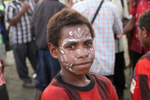 Ung gutt fra Papua Ny-Guinea med ansiktsmaling. 