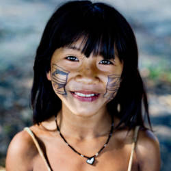 Smilende indianerjente fra Xingu