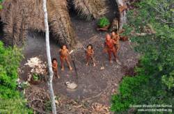 Flyfoto av fem isolerte indianere med kroppsmaling og spyd og pil og bue